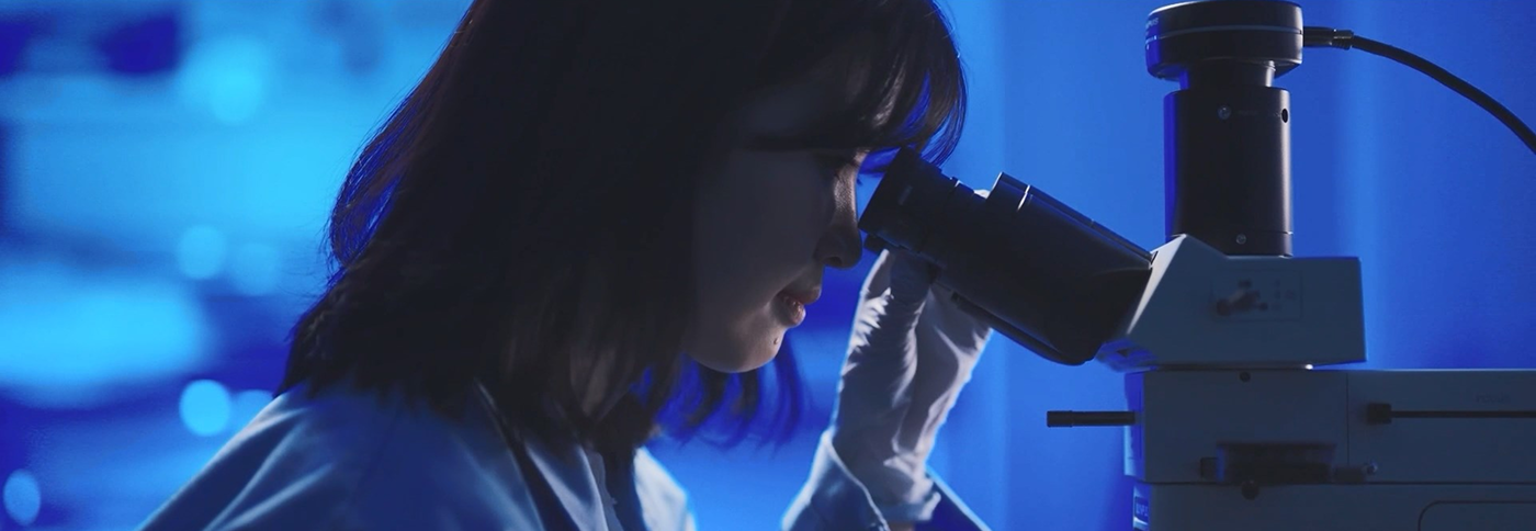 현미경으로 관찰하고 있는 사진